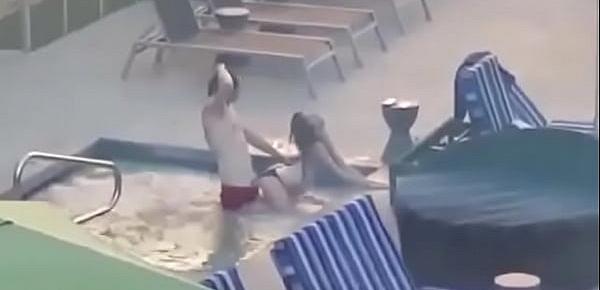  Flagra casal fudendo na piscina de casa